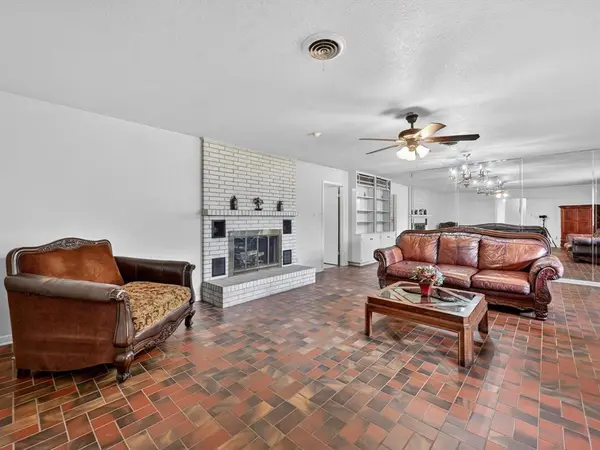 720 Alsue Street, Fort Worth, TX 76140