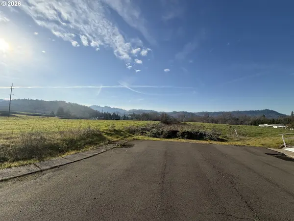 213 RIVER RIDGE AVE, Roseburg, OR 97471