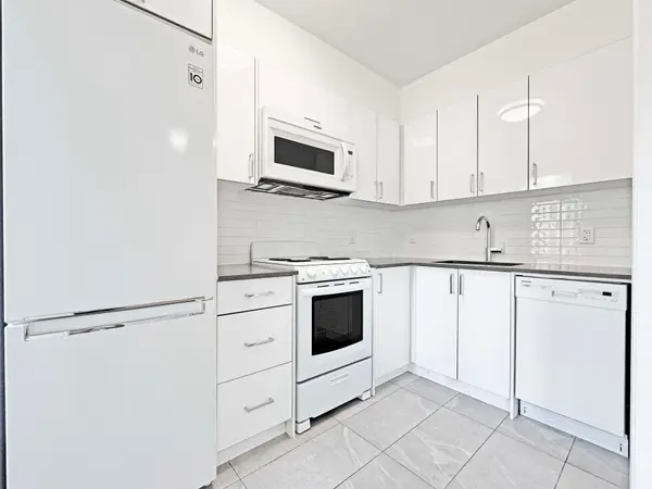 398 Avenue RD #326, Toronto C02, ON M4V 2H4