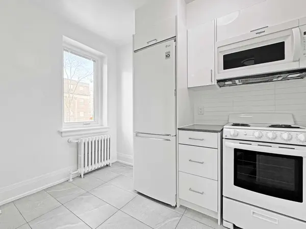 398 Avenue RD #326, Toronto C02, ON M4V 2H4