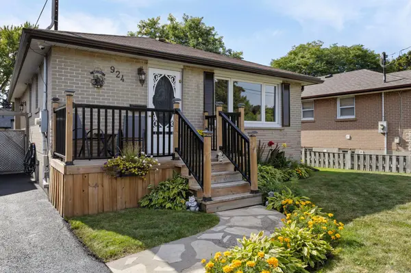 924 McCullough DR, Whitby, ON L1N 1C6