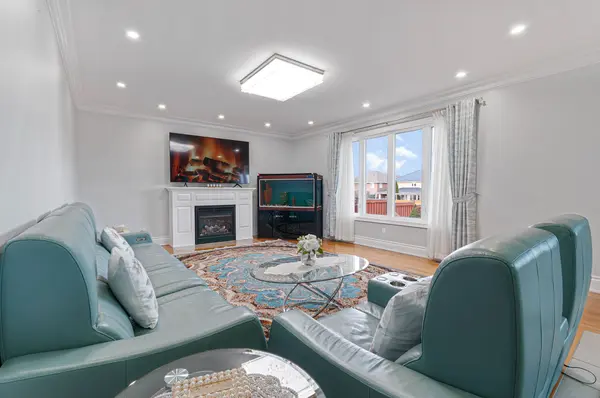 1815 Woodview AVE, Pickering, ON L1V 1L3