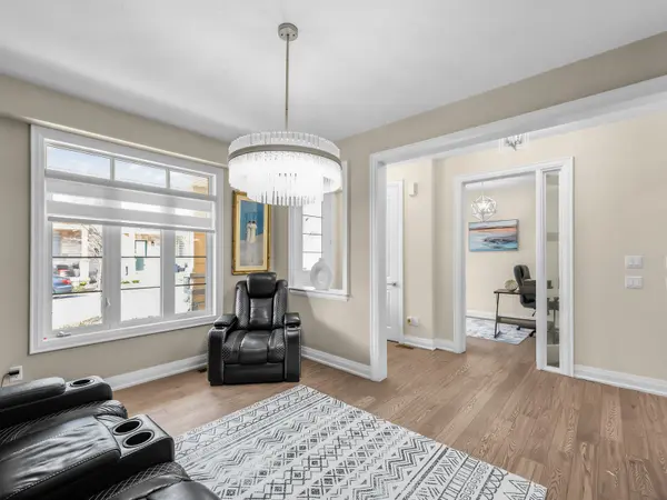 9 Clutterbuck LN, Ajax, ON L1T 0N6