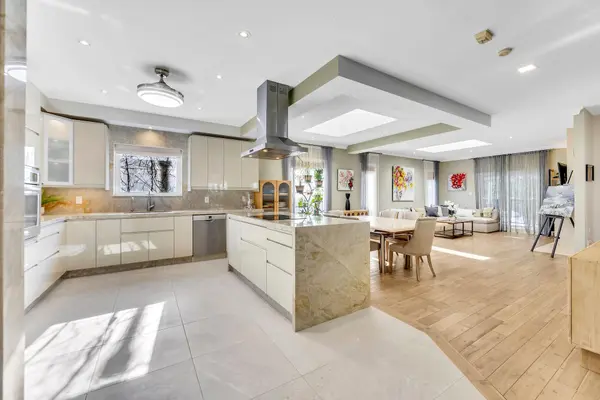 600 Henderson DR, Aurora, ON L4G 5R1