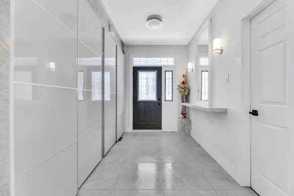 600 Henderson DR, Aurora, ON L4G 5R1