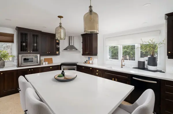 2184 Guthrie LN, Mississauga, ON L4Y 1W9