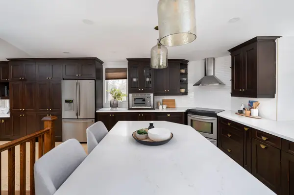 2184 Guthrie LN, Mississauga, ON L4Y 1W9