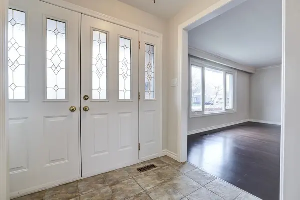 2513 Thorn Lodge DR, Mississauga, ON L5K 1K8