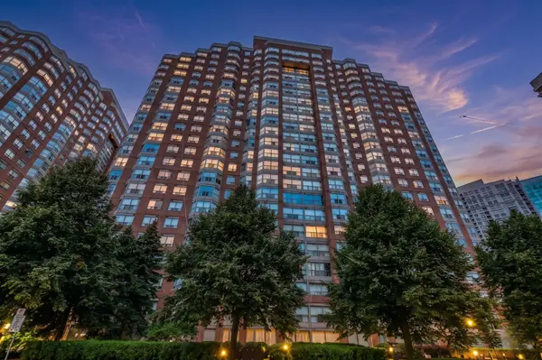 325 Webb DR #707, Mississauga, ON L5B 3Z9