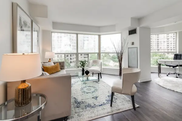 325 Webb DR #707, Mississauga, ON L5B 3Z9