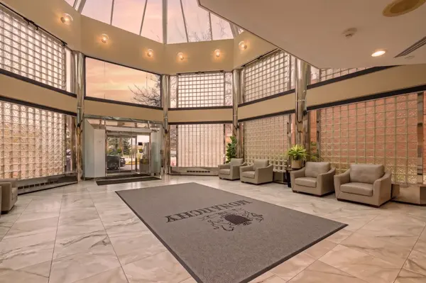 325 Webb DR #707, Mississauga, ON L5B 3Z9