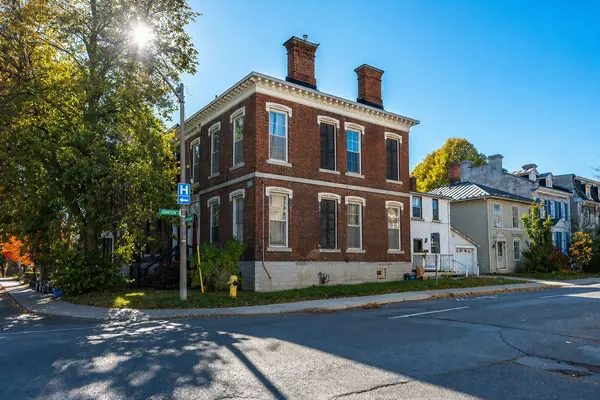 94 Sydenham ST, Kingston, ON K7L 3H4