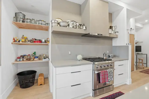 472 Barton ST E #Upper, Hamilton, ON L8L 2Y8