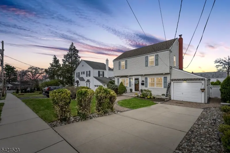 17 Burlington Rd, Clifton City, NJ 07012