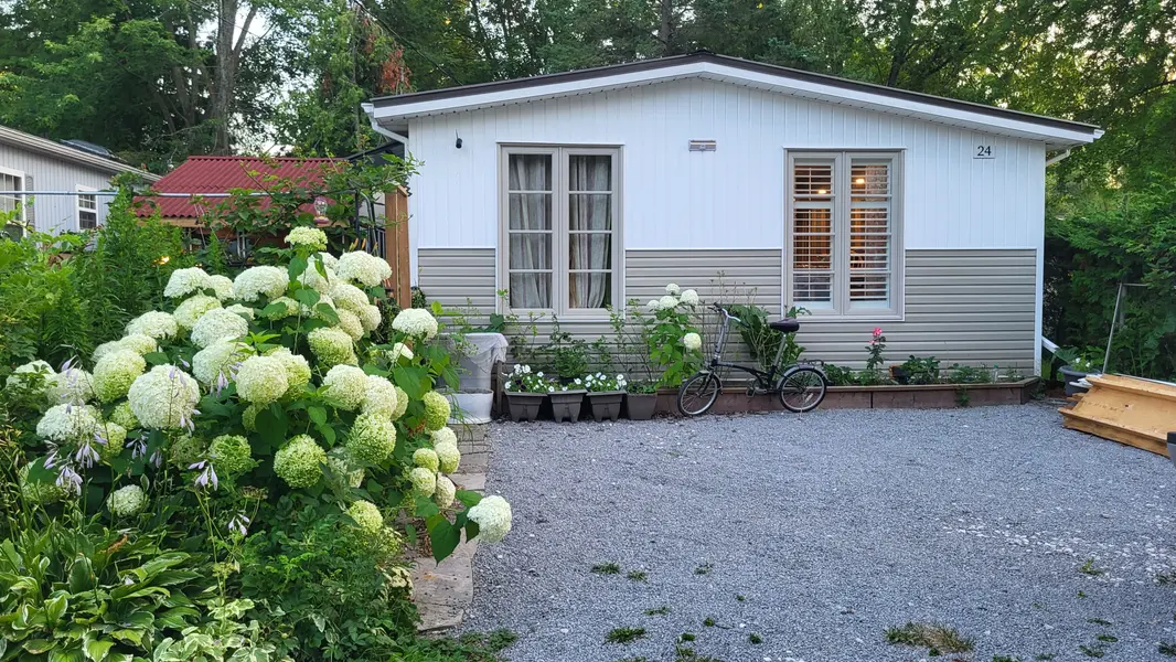 24 Chickadee CT, Georgina, ON L0E 1N0