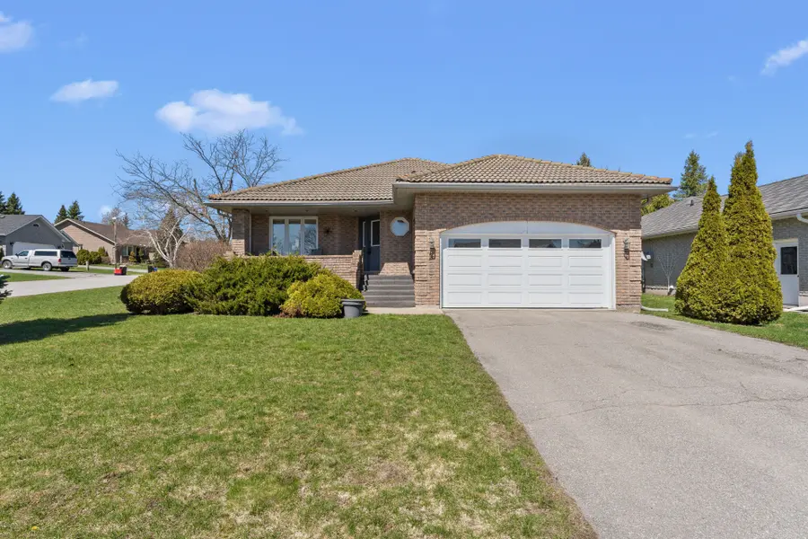 2 Hillview DR, Kawartha Lakes, ON K0M 1A0