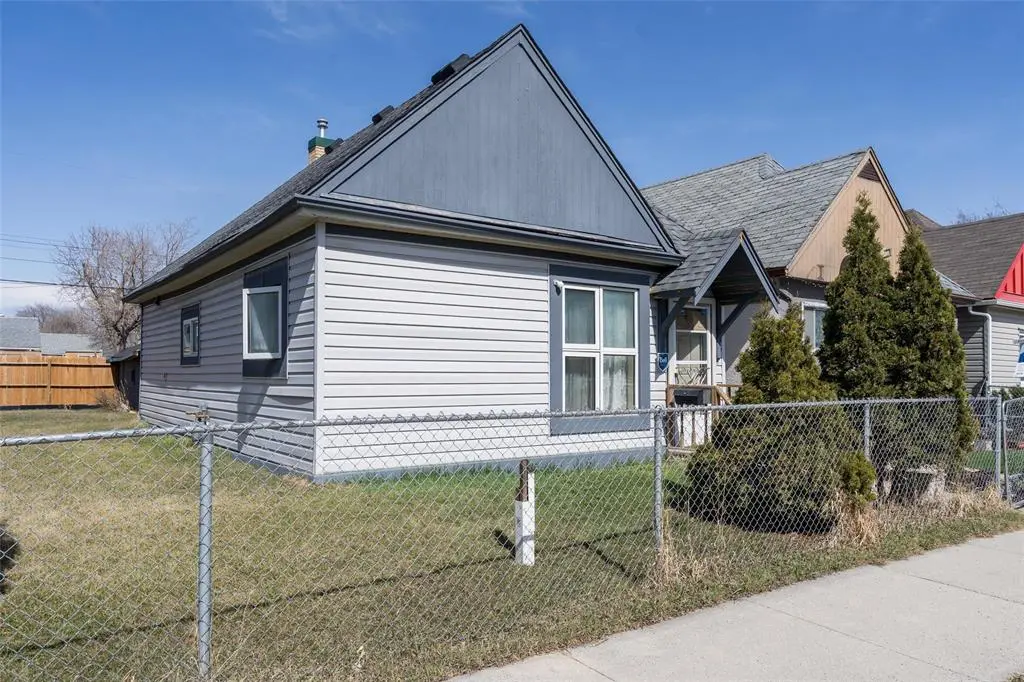1477 Alexander AVE, Winnipeg, MB R3E 1L5