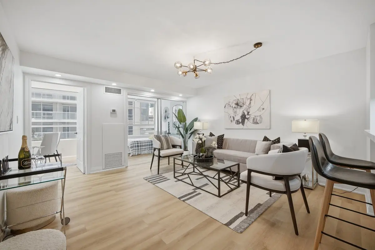 717 Bay ST #1009, Toronto C01, ON M5G 2J9