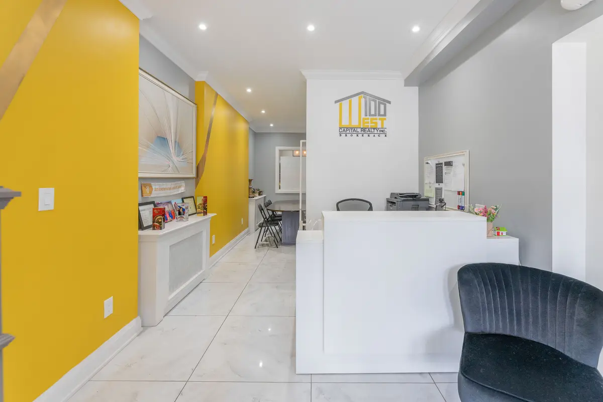 2544 Eglinton AVE W, Toronto W04, ON M6M 1T1