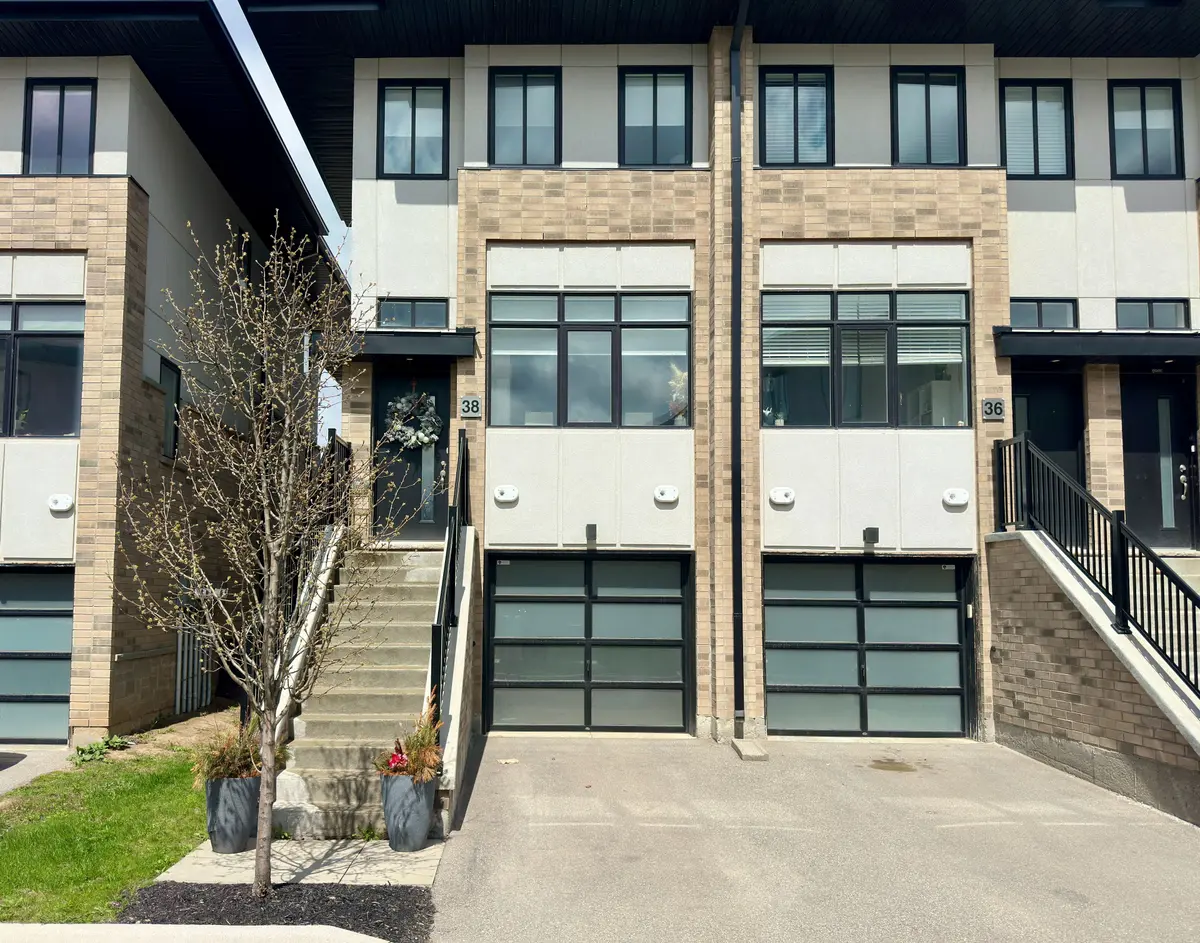 38 Markle CRES #52, Hamilton, ON L9G 0H4