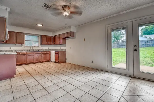 6208 Big Springs Drive, Arlington, TX 76001