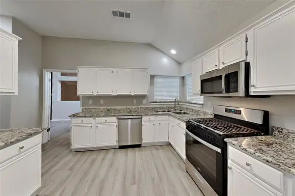 907 Tennis Villa Drive, Arlington, TX 76017