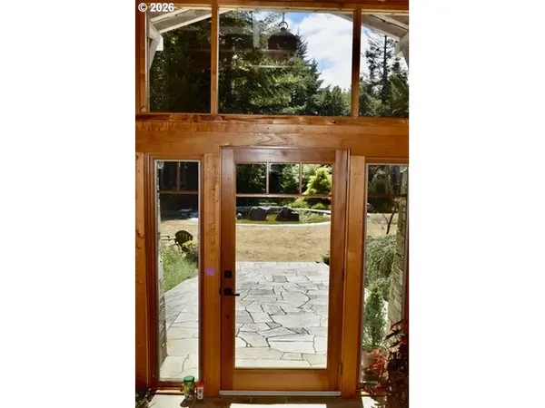 97137 N BANK ROGUE RIVER RD, Gold Beach, OR 97444