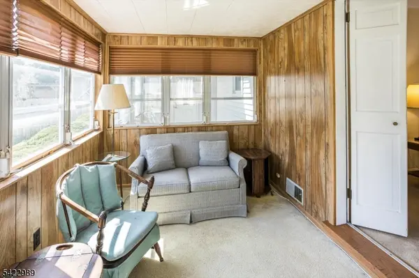 31 Burlington Rd, Clifton City, NJ 07012