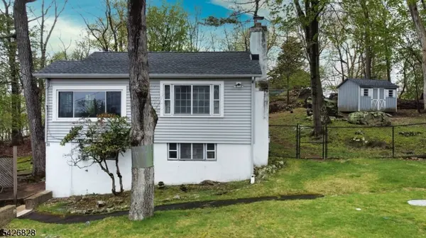 36 Wildwood Shores Dr, Hopatcong Boro, NJ 07843