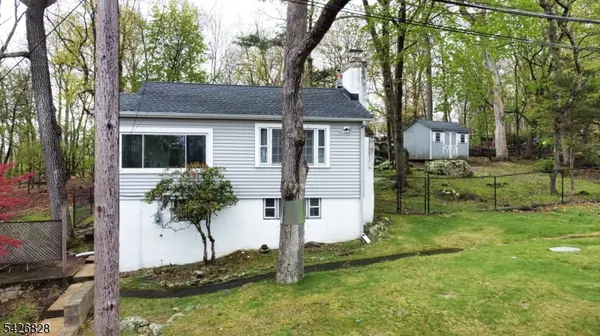 36 Wildwood Shores Dr, Hopatcong Boro, NJ 07843