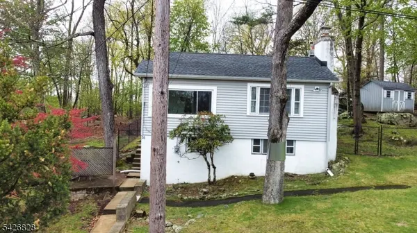 36 Wildwood Shores Dr, Hopatcong Boro, NJ 07843