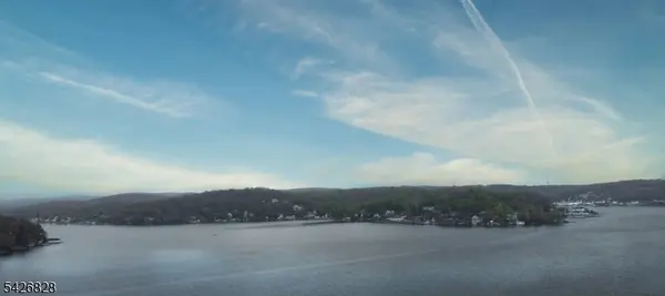 36 Wildwood Shores Dr, Hopatcong Boro, NJ 07843