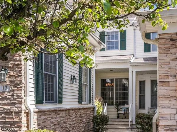 17 Pacio Ct, Roseland Boro, NJ 07068