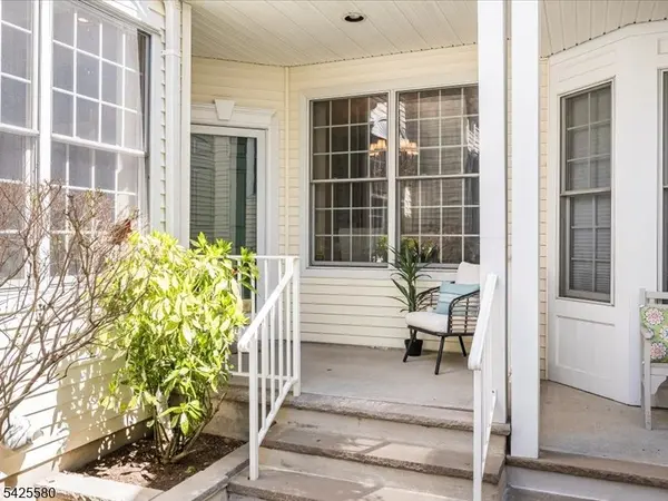 17 Pacio Ct, Roseland Boro, NJ 07068