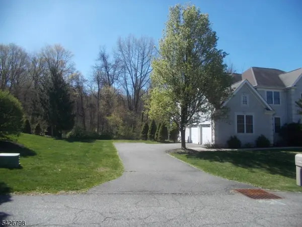 11 Shadow Hill Way, Washington Twp., NJ 07840