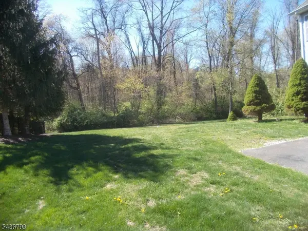 11 Shadow Hill Way, Washington Twp., NJ 07840