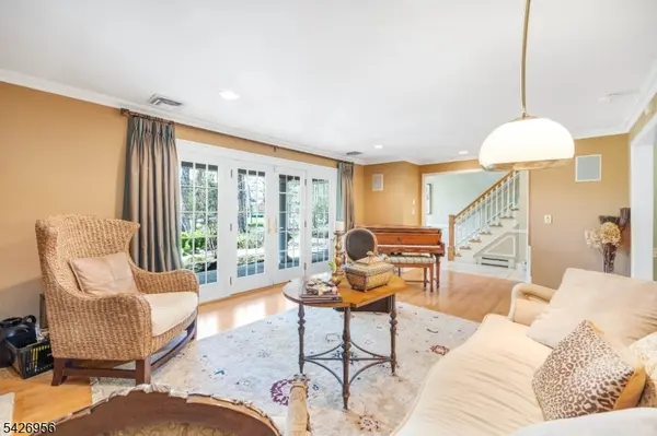 8 White Pine Rd, Upper Saddle River Boro, NJ 07458