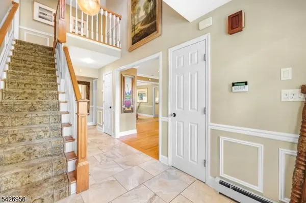 8 White Pine Rd, Upper Saddle River Boro, NJ 07458