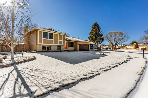 6 Archway LN, Pueblo, CO 81005