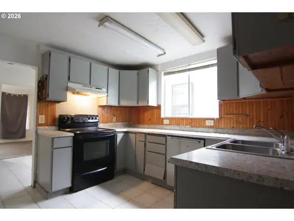 803 S 5TH AVE, Kelso, WA 98626