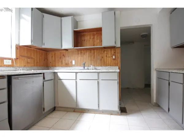 803 S 5TH AVE, Kelso, WA 98626