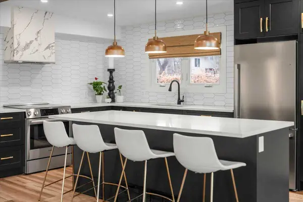 2023 35 AVE SW, Calgary, AB T2T 2E2