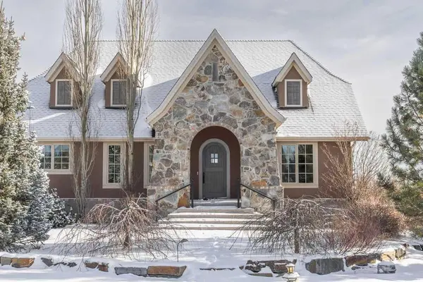 8 Grandarches Bay, Rural Rocky View County, AB T3Z 0A7