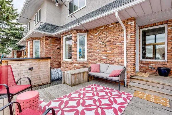 2127 34 AVE SW #1, Calgary, AB T3H 2M1