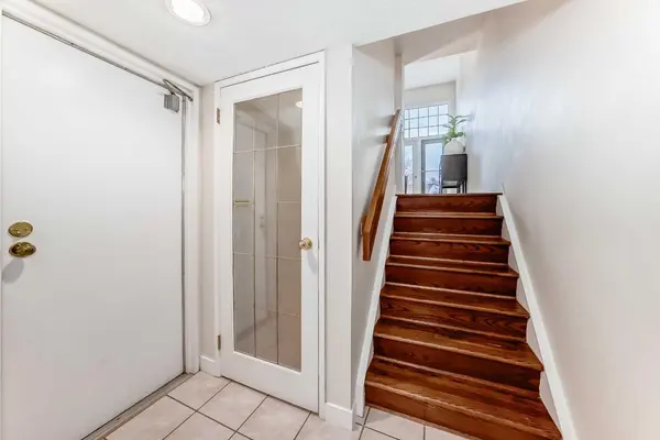 322 Point Mckay GDNS NW, Calgary, AB T3B 5B7