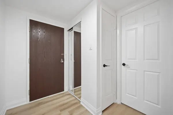 717 Bay ST #1009, Toronto C01, ON M5G 2J9