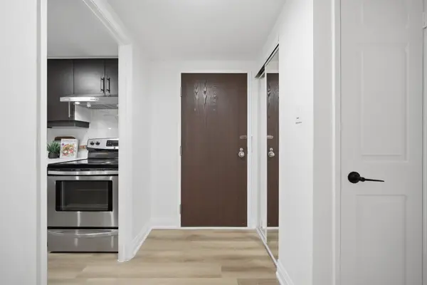 717 Bay ST #1009, Toronto C01, ON M5G 2J9