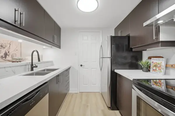 717 Bay ST #1009, Toronto C01, ON M5G 2J9