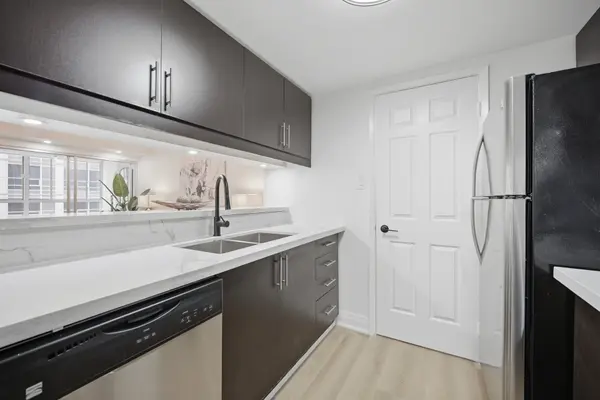 717 Bay ST #1009, Toronto C01, ON M5G 2J9