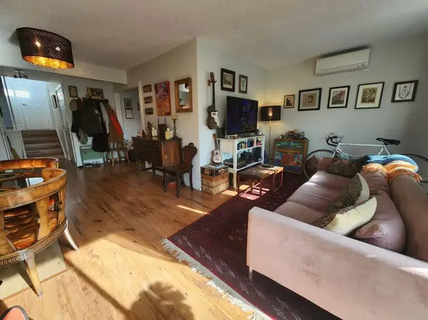 213 Kenilworth AVE #Upper, Toronto E02, ON M4L 3S7